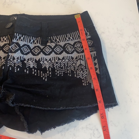 Patterned black denim shorts - Picture 2 of 3